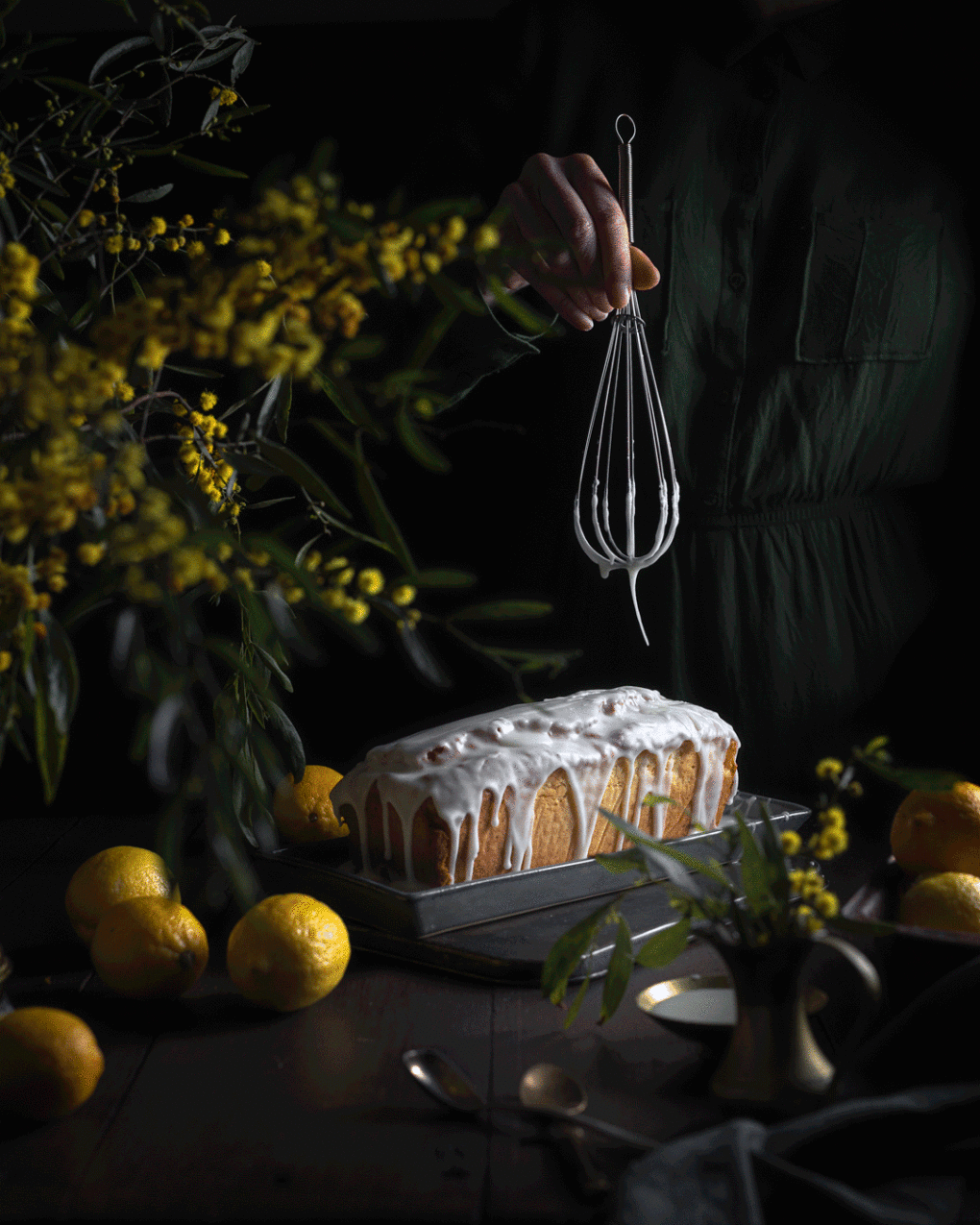 Cinemagraph of icing being drizzled onto a lemon cake