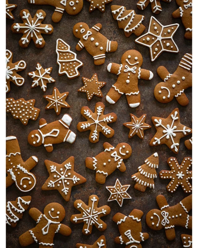 Too early for gingerbread cookies? 😜
Needed some for a client shoot, so I decided to make a big batch to practice my piping skills. The first few looked terrible, but I'm just going to blame the icing...
Got the hang of it after a while, and then it was just fun creating unique designs for each cookie. Couldn't resist taking a quick shot, aren't they cute?
.
Have you started your Christmas baking yet?
.
.
#gingerbreadcookies
#bakersofinstagram #gingerbread #christmascookies #christmasbaking #foodphotographyandstyling #freelancephotographer #australianfoodphotographer #benallaphotographer #cookies #professionalfoodphotography #moodyshots #naturallightphotography #foodartclick_