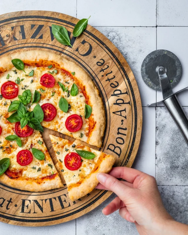 Pizza time... but gluten free!
Shot for @wellandgoodfoods with their new gluten free pizza flour. Check out the supermarkets, my pizza image is now on the new packaging! 🤩
.
#glutenfree #pizzalover #pizza #pizzagram #glutenfreeproducts #foodphotographeraustralia #foodstylingandphotography #melbournefoodphotography #packagingphotography #italianfood